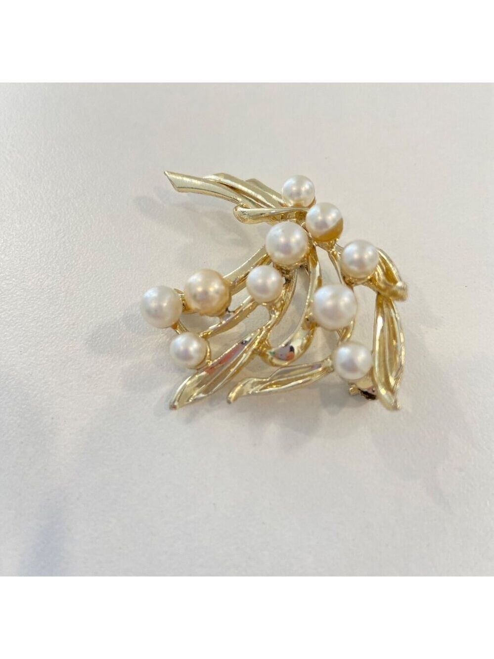 Vintage Coro Gold-Tone Leaf & Pearl Brooch Pin Jewelry timeless classic feminine